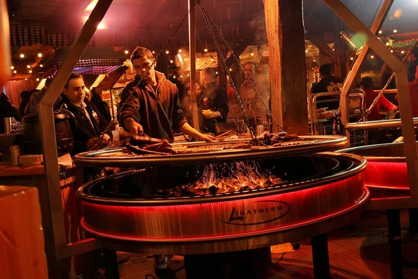 Londra, Aralık 24th 2012: A Man sosis ızgara, kış harikalar diyarı, Londra çok çeşitli ızgara 