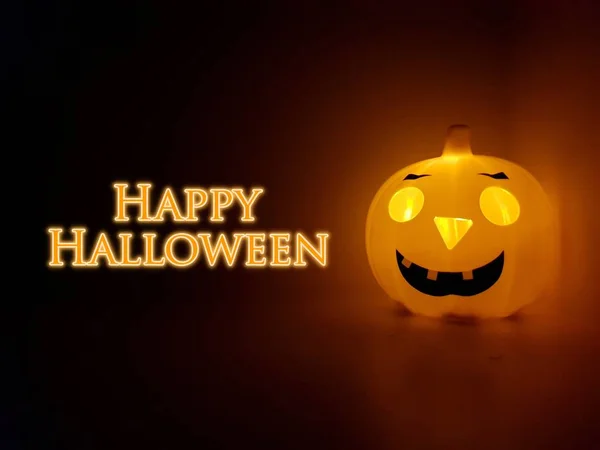 Happy Halloween Tekst Met Verlichte Pompoen Tegen Zwarte Achtergrond Groeten — Stockfoto