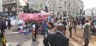 Londra, İngiltere, 18 Nisan 2019: İklim değişikliği protestosu dördüncü güne girerken, Londra'daki Oxford Street'te asılı olan Extinction İsyanı iklim aktivistleri pankartları ve posterleri.