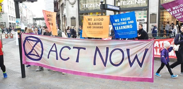 Londra, İngiltere, 18 Nisan 2019: İklim değişikliği protestosu dördüncü güne girerken, Londra'daki Oxford Street'te asılı olan Extinction İsyanı iklim aktivistleri pankartları ve posterleri.
