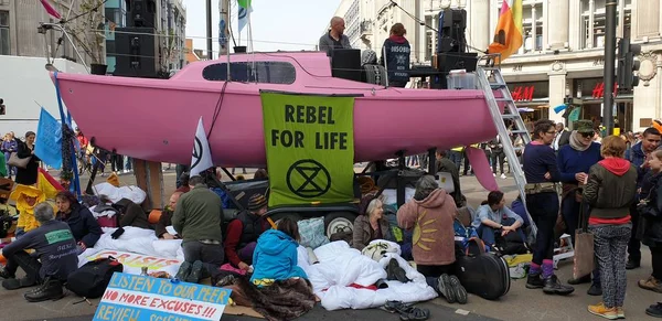Londra, İngiltere, 18 Nisan 2019: İklim değişikliği protestosu dördüncü güne girerken, Londra'daki Oxford Street'te asılı olan Extinction İsyanı iklim aktivistleri pankartları ve posterleri.