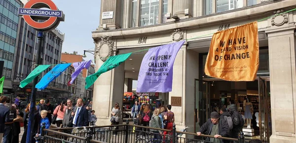 Londra, İngiltere, 18 Nisan 2019: İklim değişikliği protestosu dördüncü güne girerken, Londra'daki Oxford Street'te asılı olan Extinction İsyanı iklim aktivistleri pankartları ve posterleri.