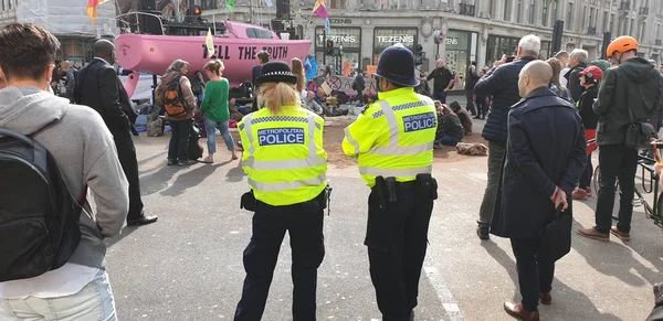 Londra, İngiltere, 18 Nisan 2019: İklim değişikliği protestosu dördüncü güne girerken, Londra'daki Oxford Street'te asılı olan Extinction İsyanı iklim aktivistleri pankartları ve posterleri.