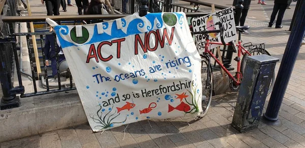 Londra, İngiltere, 18 Nisan 2019: İklim değişikliği protestosu dördüncü güne girerken, Londra'daki Oxford Street'te asılı olan Extinction İsyanı iklim aktivistleri pankartları ve posterleri.