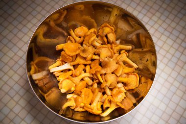 Chanterelles bir parlak yuvarlak metal salata tabağı