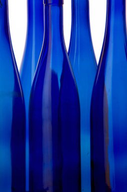 Beyaz arka plan yakın çekim mavi şişe