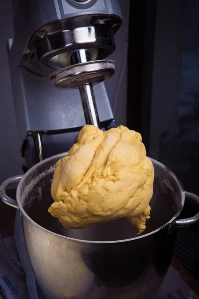 Spagetti üst kısmında mutfak robotu için hamur parçası