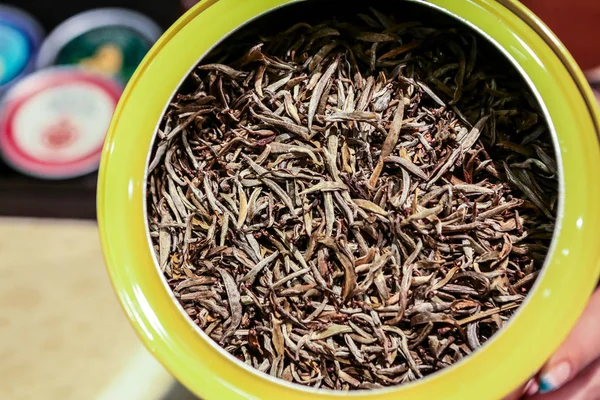 yuvarlak teneke içinde yeşil Çince çay