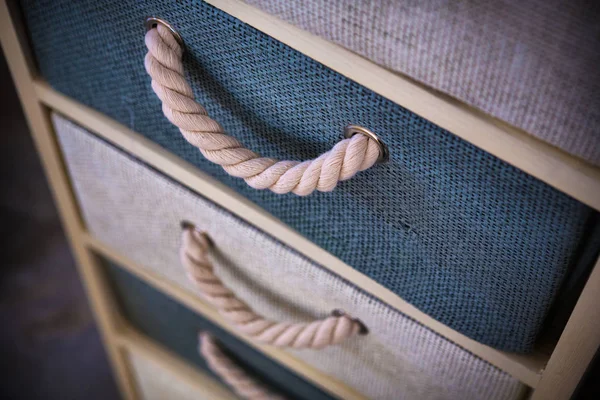 şifoniyer parçası bir ip saplı