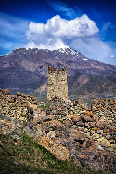 Bir arka plan ve bulutlu gökyüzü karşı antik taş kule