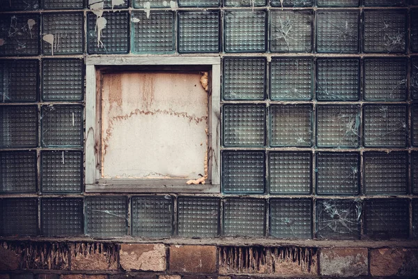 Фрагмент Стіни Частково Розбитої Скляної Плитки Квадратним Вікном — стокове фото