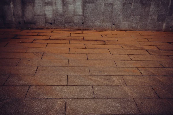 Yatay Gri Granit Duvarın Yanında Sarı Granit Kaldırım — Stok fotoğraf