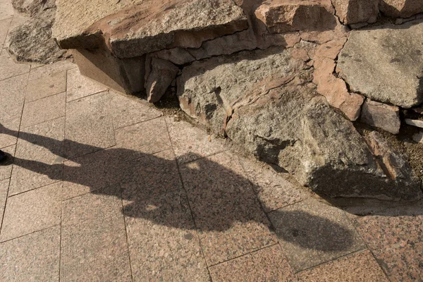 Granit kaldırım büyük taşlar yanındaki küçük bir çocuğa gölgesi