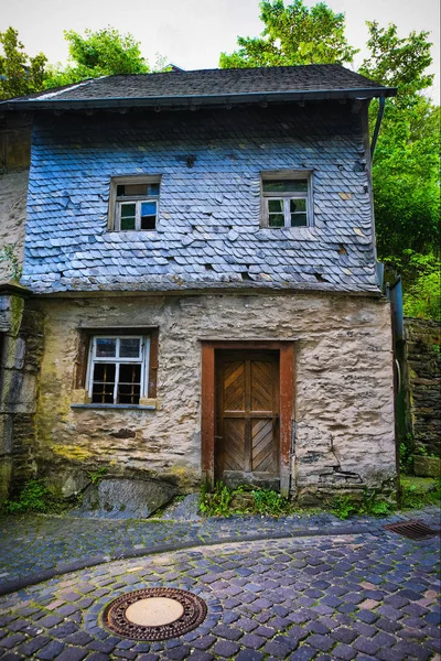 Ahşap çini ve eski ahşap kapı eski iki katlı taş ev. Bir kaldırım taşı döşeli yolu ile Alman Köyü