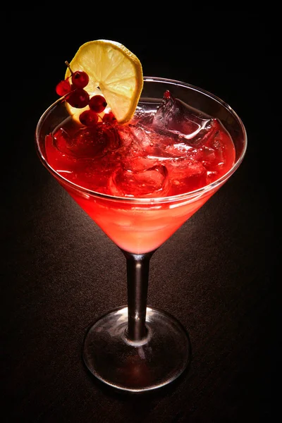 Kırmızı Bir Martini Cam Buz Bir Dilim Limon Frenk Üzümü — Stok fotoğraf