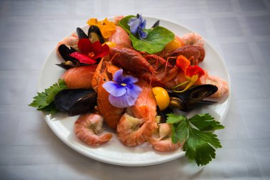 haşlanmış kerevit ve meyve çiçek ve otlar ile bir tabloda wihte tabakta karides salatası