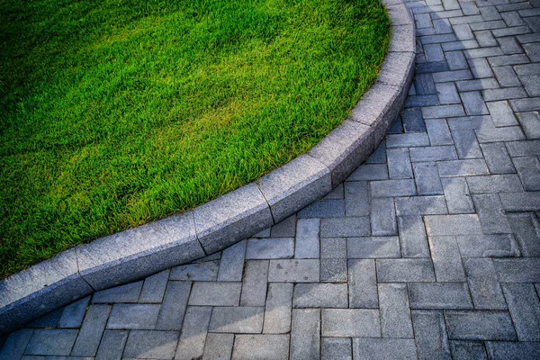 bir taş döşeme bir bahçede küçük bir parçası