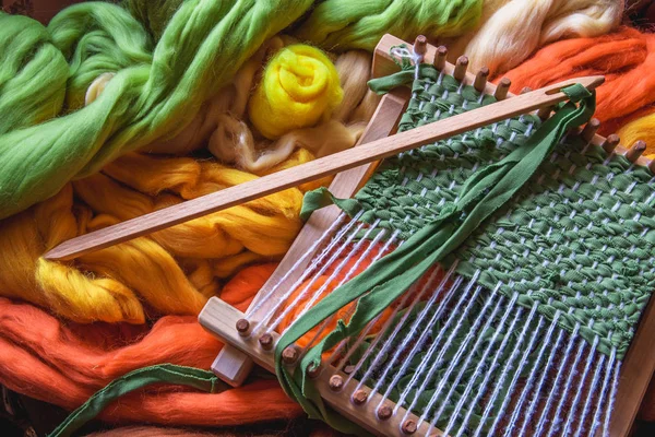 Wol Voor Vilten Van Verschillende Kleuren Met Een Kleine Weefgetouw — Stockfoto