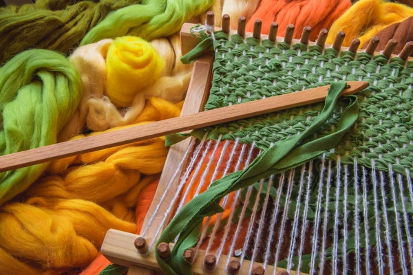 Wol Voor Vilten Van Verschillende Kleuren Met Een Kleine Weefgetouw — Stockfoto