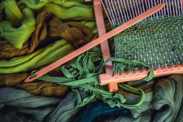 小さな織機と異なる色のフェルトのためのウール — ストック写真