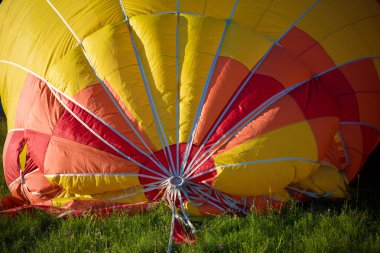 renkli balonlar başında şişirilir