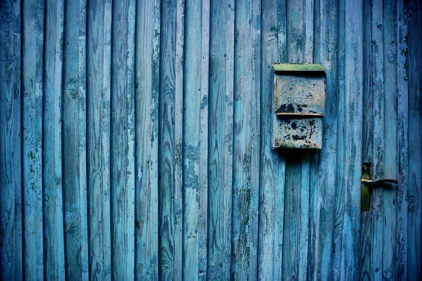 Cerca de madeira velha com caixa de correio — Fotografia de Stock