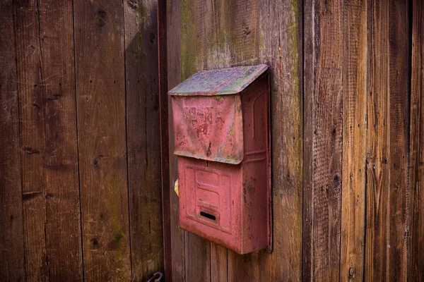 Vieille clôture en bois avec boîte aux lettres — Photo