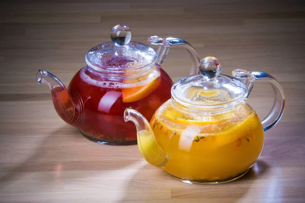 iki çaydanlıklar deniz cehri ve ahududu çay tablo ile cam