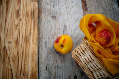 Kuru soğan ve şeftali kurullarında sepet içinde sarı bir bezle veya yün üzerinden