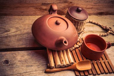 kil Çin çaydanlık eski panosunda bir ahşap stand