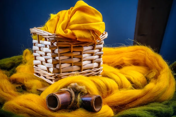 renkli yün keçe için bir arka plan üzerinde sarı bir bezle sepeti