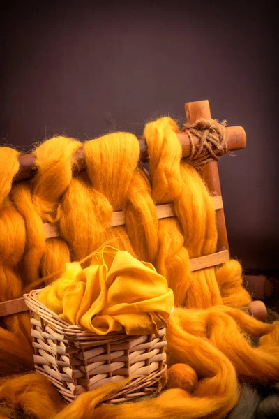 renkli yün keçe için bir arka plan üzerinde sarı bir bezle sepeti