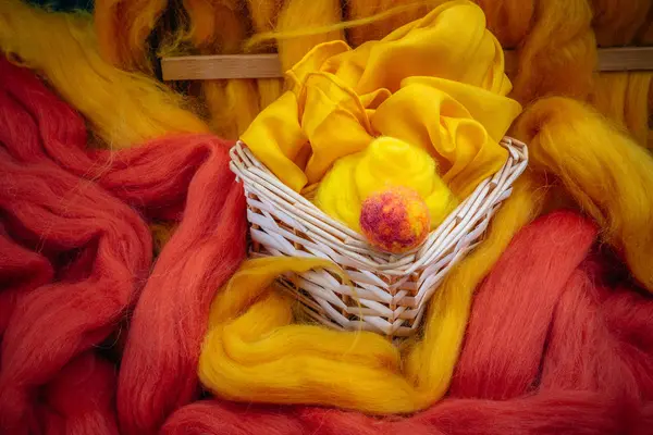 Mand Met Een Gele Doek Een Achtergrond Van Gekleurde Wol — Stockfoto