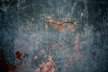 Kırmızı çatlaklar sıva ile gri bir duvar parçası