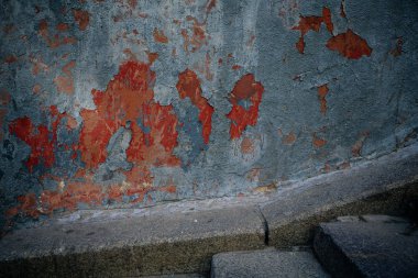 Kırmızı çatlaklar sıva ile gri bir duvar parçası