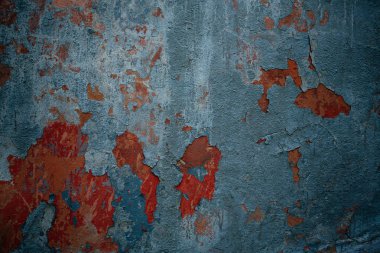 Kırmızı çatlaklar sıva ile gri bir duvar parçası