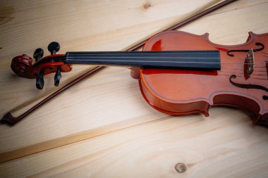 Keman rendelenmiş plakalar masaya yatıyor