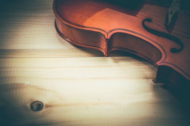 Keman rendelenmiş plakalar masaya yatıyor