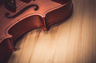 Keman rendelenmiş plakalar masaya yatıyor