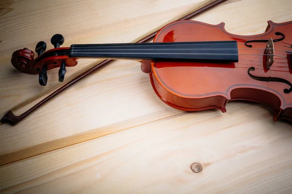 Keman rendelenmiş plakalar masaya yatıyor