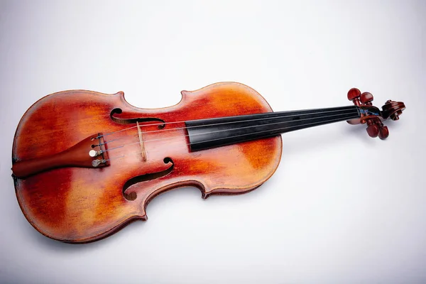 Wihte arka plan üzerinde Antik keman