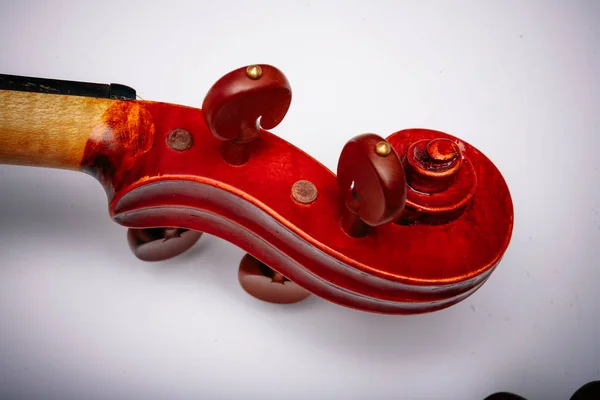 Closeup eski keman parçası wihte arka plan üzerinde