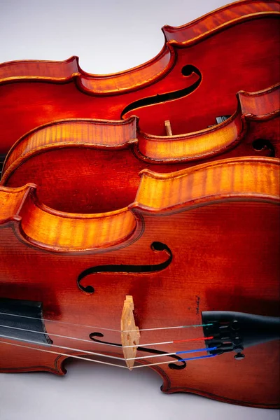 Wihte arka plan üzerinde üç eski keman