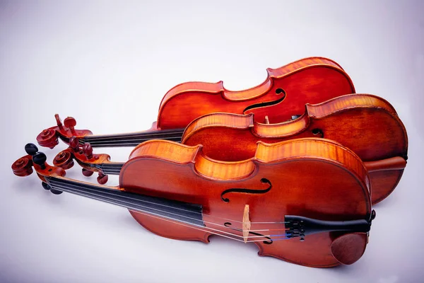 Wihte arka plan üzerinde üç eski keman