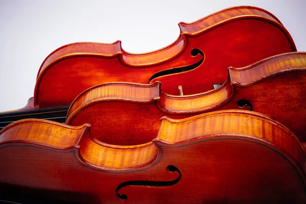 Három Régi Hegedű Wihte Háttér — Stock Fotó