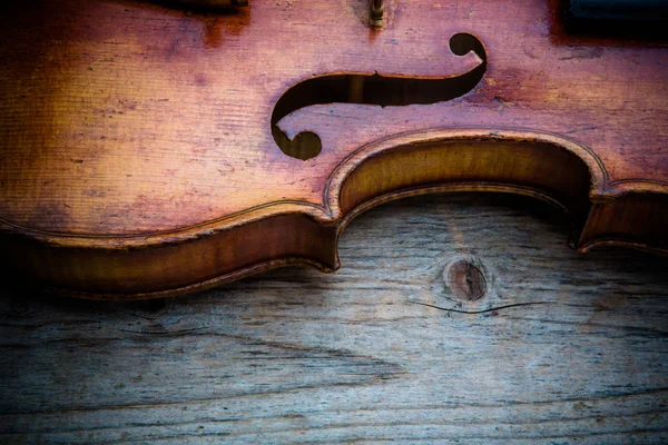 Bir tabloda kaba unplaned kurulların antik keman