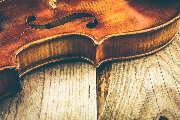 Unplaned 보드의 테이블에 바이올린 — 스톡 사진