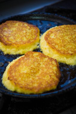 Patates gözlemesi. Sebze börek. Latkeler tavada
