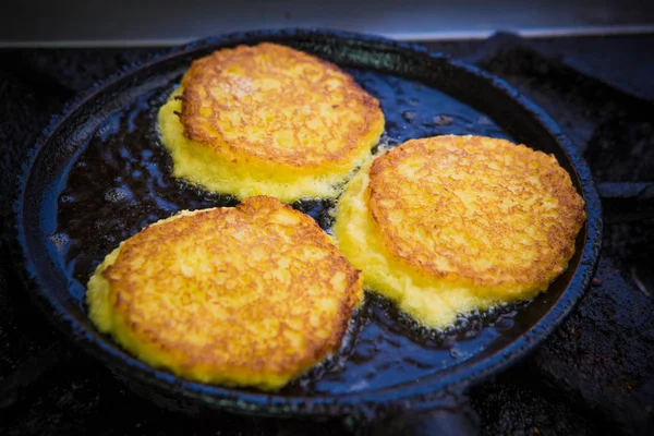 Patates gözlemesi. Sebze börek. Latkeler tavada