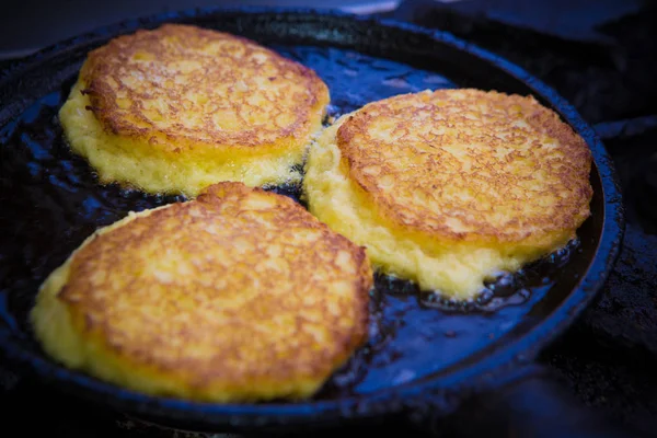 Patates gözlemesi. Sebze börek. Latkeler tavada